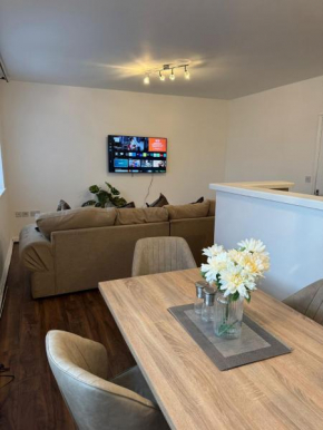 Apt sleeps 5-Netflix-parkg-near City Centre-Etihad-Coop live